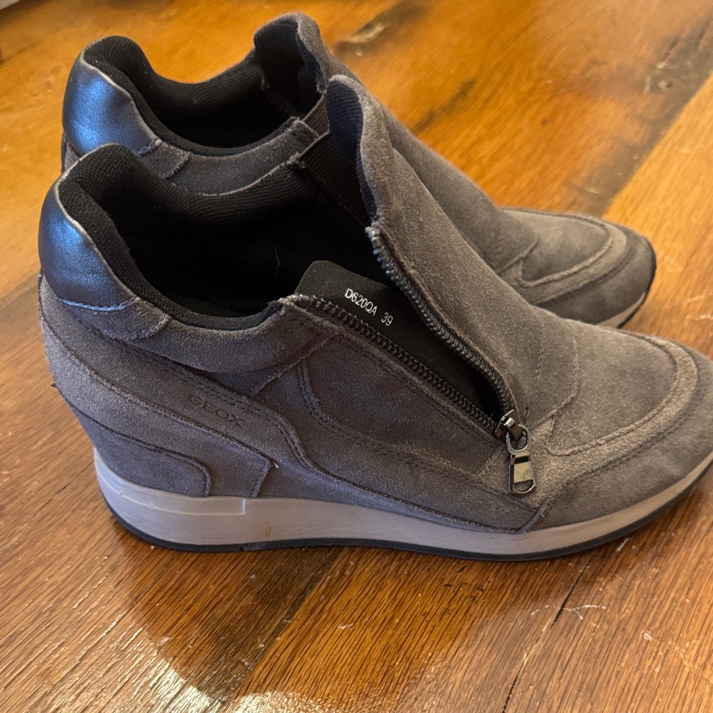 Shimmering Women's Gray Suede Zip Sneakers